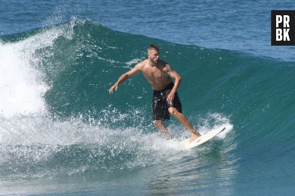 Rodrigo Hilbert vez ou outra pratica o surfe nas praias cariocas. Ou ele surfa ou joga vôlei com sua família