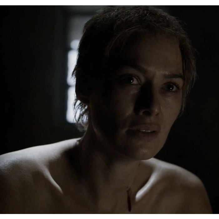  Em &quot;Game of Thrones&quot;, Cersei (Lena Headey) teve seu cabelo cortado e foi praticamentre torturada 