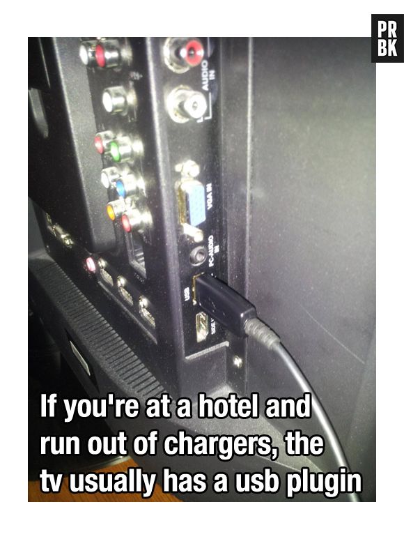 Toda televisão tem espaço para um cabo USB, na falta de tomada, use-o para carregar seu celular