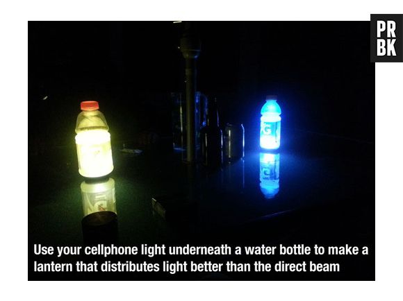 Acenda a lanterna do seu celular e coloque uma garrafa de água em cima dele. Pronto, já tem um ótimo visual para as suas festinhas