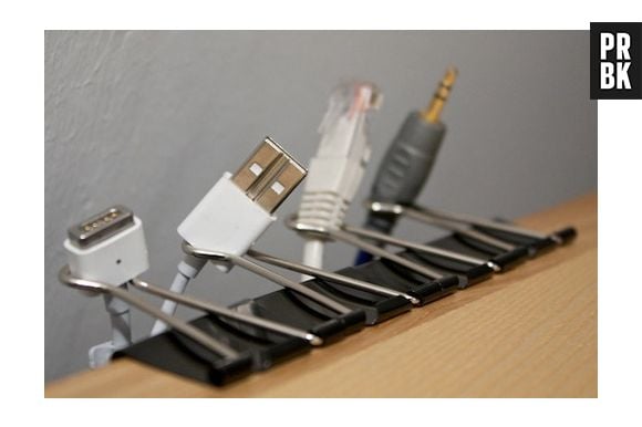 Esse pregadores de papel são ótimos para organizar os cabos da sua mesa