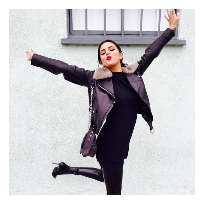  Quem tamb&amp;eacute;m adora uma jaqueta e looks all black &amp;eacute; Selena Gomez 