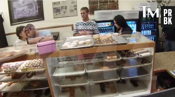 Ariana Grande e Ricky Alvarez trocam confidências após beijos em loja americana