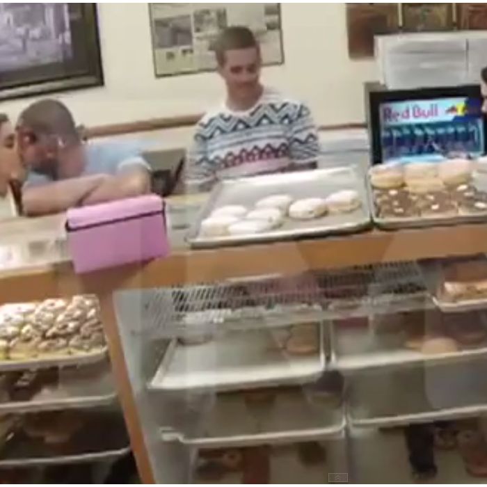  Ariana Grande e dan&amp;ccedil;arino Ricky Alvarez trocam beijos em loja de donuts na Calif&amp;oacute;rnia 