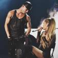  Ariana Grande beija Ricky Alvarez, dan&ccedil;arino da turn&ecirc; "Honeymoon", em v&iacute;deo flagrado pelo site TMZ 