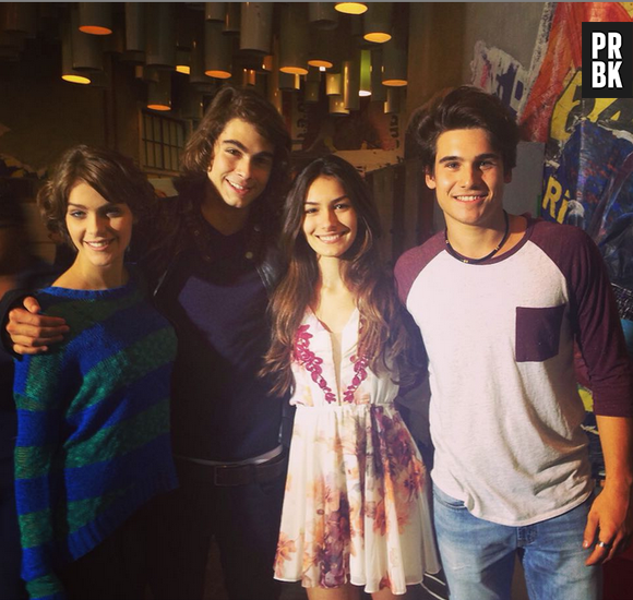 Marina Moschen e Nicolas Prattes já tiraram foto com os atuais protagonistas de "Malhação", Isabella Santoni e Rafael Vitti