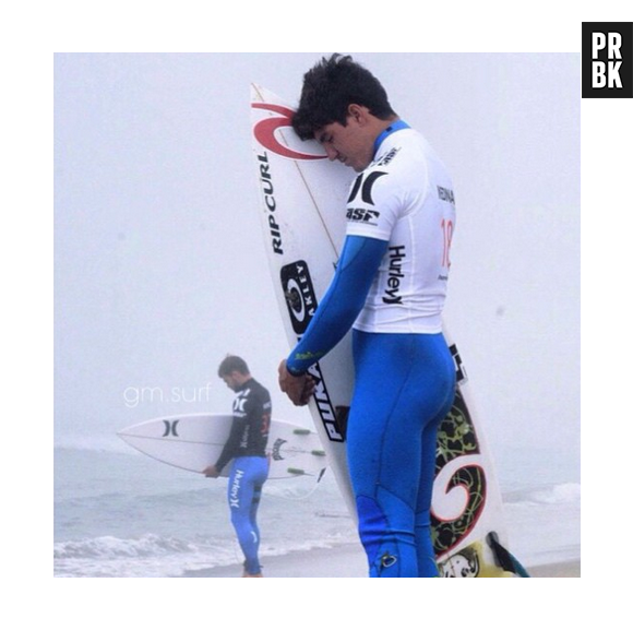 Tradição de Gabriel Medina, rezar antes de entrar no mar 