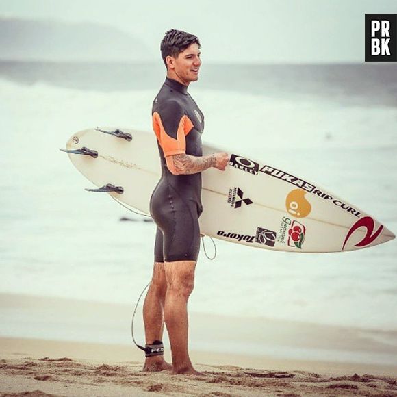 Dia de treino para Gabriel Medina com sua prancha a tiracolo