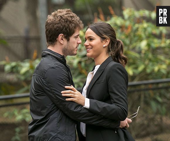 Mari (Bruna Marquezine) é apaixonada por Benjamin (Maurício Destri), o enteado de Gabo (Henri Castelli) em "I Love Paraisópolis"