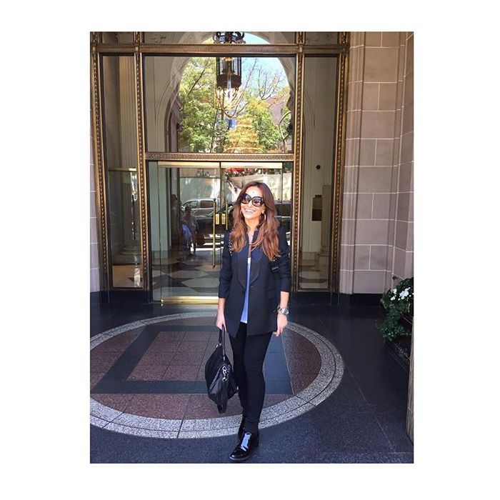 Sabrina Sato posa cheia de estilo na porta de seu hotel em Los Angeles, nos EUA