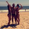 Sabrina Sato, Yan Acioli e uma amiga posam em uma praia paradisíaca dos Estados Unidos