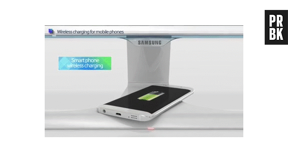 Ao colocar o Samsung Galaxy S6 na base da tela, o aparelho começa a carregar. Isso ocorre devido à tecnologia de carregamento por indução.