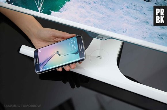 Samsung cria monitor que pode carregar o Galaxy S6 sem auxílio de cabos