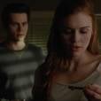 Stiles (Dylan O'Brien) e Lydia (Holland Roden) descobriram que Parrish (Ryan Kelley) é quem rouba os corpos em "Teen Wolf"