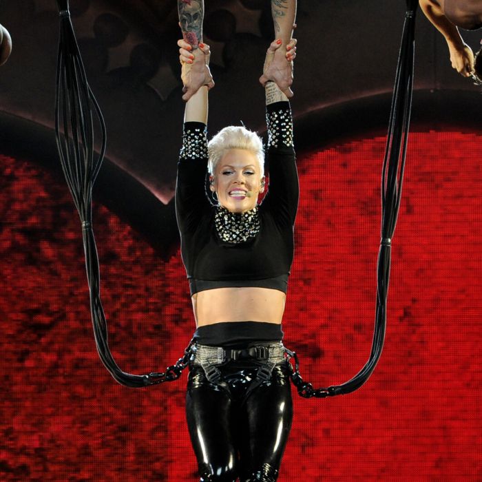  Pink faz algumas acrobacias durante seus shows. Em 2010, na Alemanha, ela foi presa incorretamente e acabou caindo no ch&amp;atilde;o. A cantora precisou encerrar o show ir para o hospital. Por sorte n&amp;atilde;o foi nada grave 