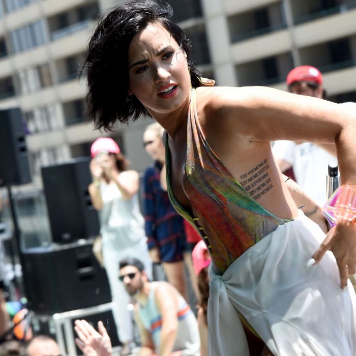  Demi Lovato j&amp;aacute; caiu algumas vezes durante suas apresenta&amp;ccedil;&amp;otilde;es. A &amp;uacute;ltima foi o escorreg&amp;atilde;o na piscina enquanto lan&amp;ccedil;ava &quot;Cool for the Summer&quot; 