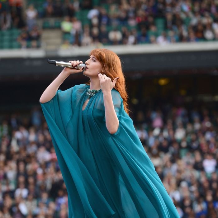  No Coachella desse ano, Florence Welch, da banda Florence and the Machine, se jogou na plat&amp;eacute;ia e acabou quebrando o p&amp;eacute;. Depois do acidente precisou cancelar alguns shows 