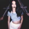 Kendall Jenner usa e abusa do batom escuro, no melhor estilo gótica suave