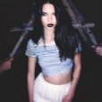  Kendall Jenner usa e abusa do batom escuro, no melhor estilo g&oacute;tica suave 