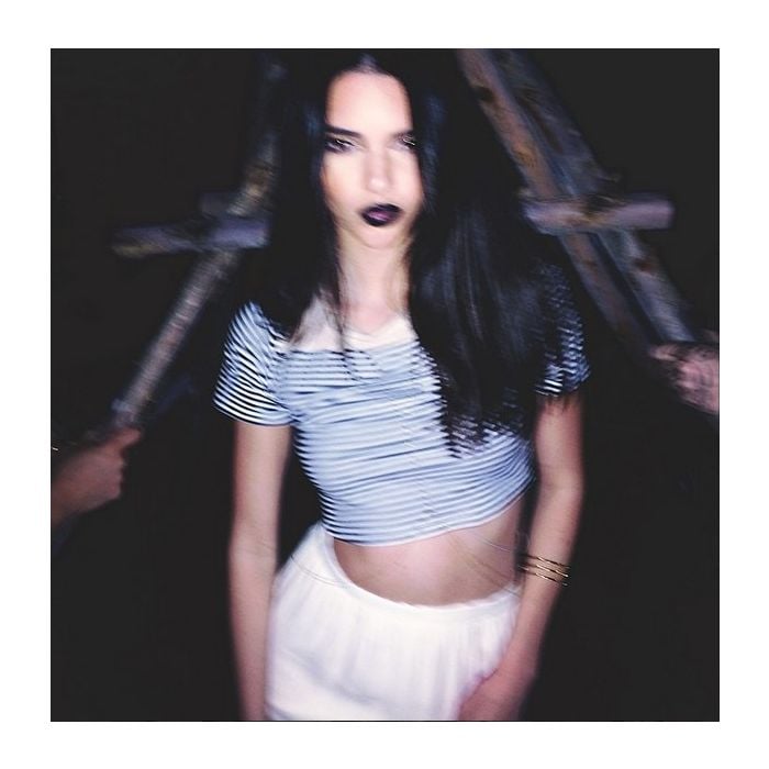  Kendall Jenner usa e abusa do batom escuro, no melhor estilo g&amp;oacute;tica suave 