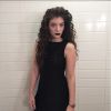 Lorde foi a primeira adepta aos tons mais escuros, seguindo a linha gótica suave