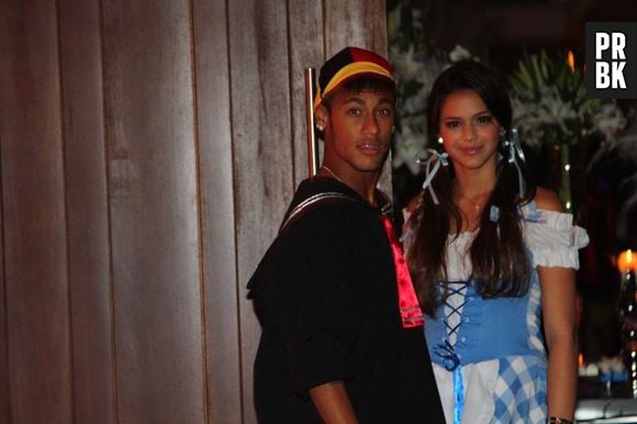 Na festa à fantasia organizado pela pagodeiro Thiaguinho, Bruna Marquezine e Neymar foram juntinhos