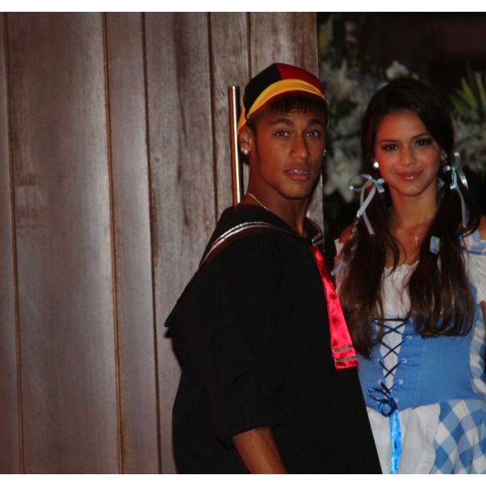 Na festa à fantasia organizado pela pagodeiro Thiaguinho, Bruna Marquezine e Neymar foram juntinhos