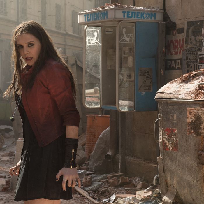  A Feiticeira Escarlate (Elizabeth Olsen), mais nova integrante do time dos Vingadores, também não deixa nada a desejar! 