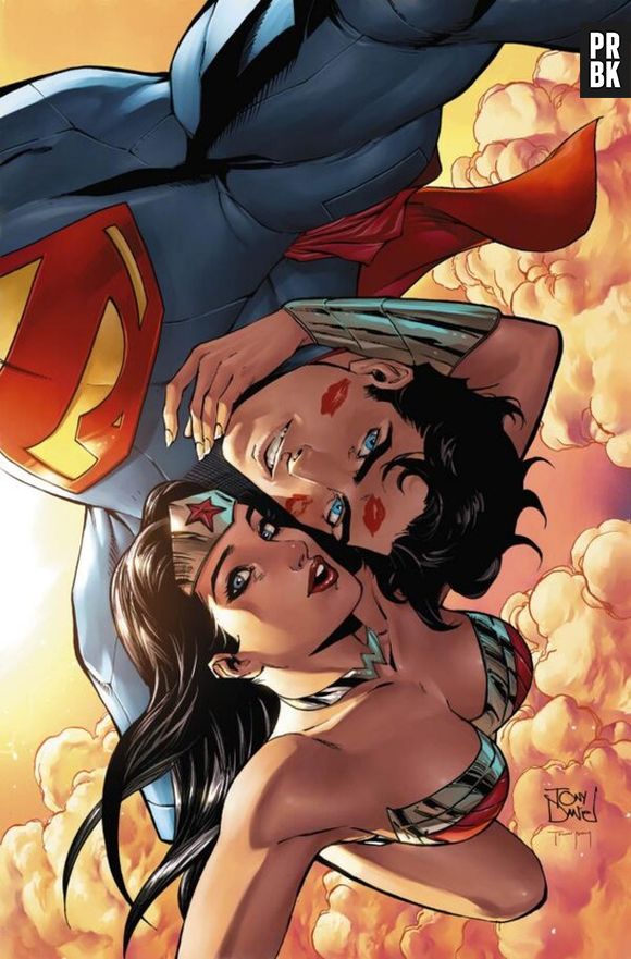 Superman e Mulher-Maravilha em uma selfie bem romântica