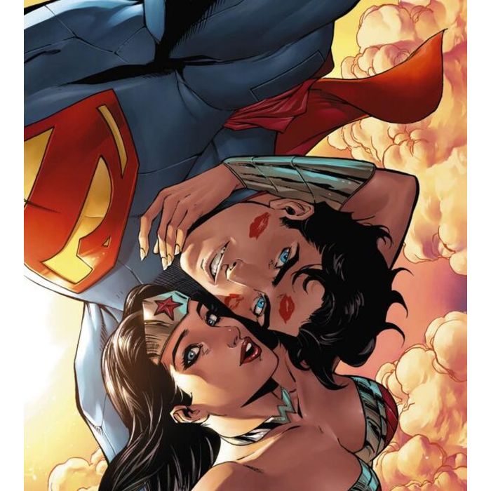 Superman e Mulher-Maravilha em uma selfie bem romântica