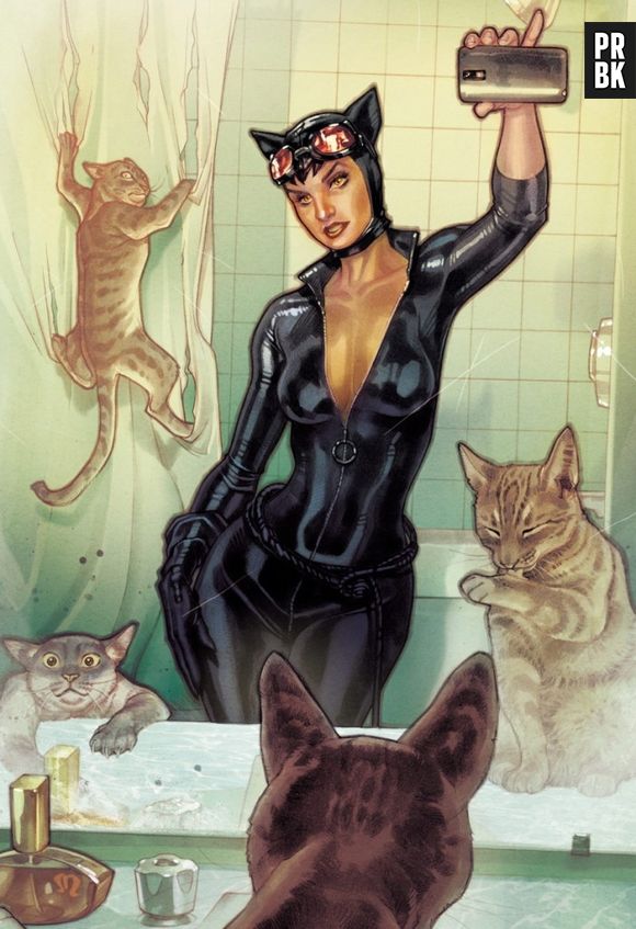 Gatinha que é gatinha, tira foto de frente pro espelho. E obviamente que a Mulher-Gato faria a mesma coisa!