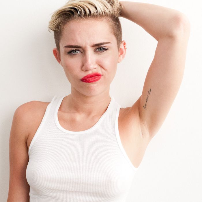 Miley Cyrus não se importa de mostrar o corpo, mas mesmo assim recusou US$ 1 milhão para fazer um filme pornô