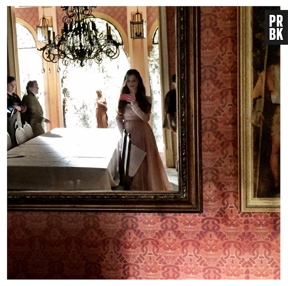 Alinne Moraes, a Lívia de "Além do Tempo", usa seu Instagram para divulgar sua personagem na novela