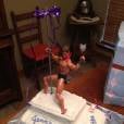 Max Steel deu uma de stripper nesse bolo de aniversário