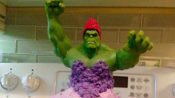 Bolo da Princesa Hulk? Crianças pedem uma torta de aniversário diferente e o resultado é hilário!