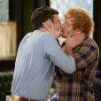 Ed Sheeran deu beijo gay na série "Undateable"