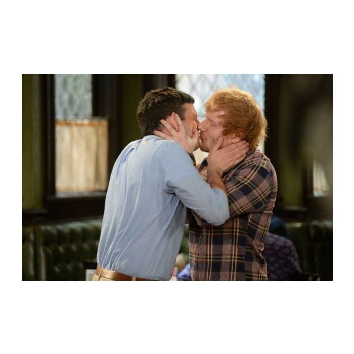 Ed Sheeran deu beijo gay na série &quot;Undateable&quot;