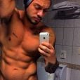 Lucas Lucco adora exibir o tanquinho com fotos ousadas no Instagram