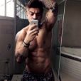 Lucas Lucco faz selfie só de cueca para o Instagram