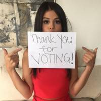 Selena Gomez alcança o topo do American Top 40 com "Good For You" e grava mensagem de agradecimento