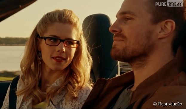 Em "Arrow", Felicity (Emily Bett Rickards) e Oliver (Stephen Amell) no maior love na 4ª temporada!