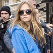 Cara Delevingne, acompanhada por Kendall Jenner e St. Vincent, dá empurrão em paparazzi!