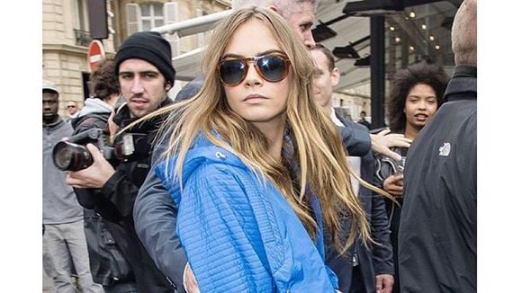 Cara Delevingne, acompanhada por Kendall Jenner e St. Vincent, dá empurrão em paparazzi!