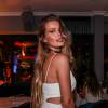 Revelação de "Verdades Secretas", Yasmin Brunet também arrasou ao posar para fotógrafos em evento