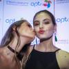 Após "Verdades Secretas", Camila Queiroz e Yasmin Brunet brincam para os fotógrafos em evento