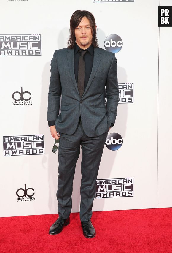 Além de Nina Dobrev, Norman Reedus, de "The Walking Dead", também esteve no American Music Awards 2015