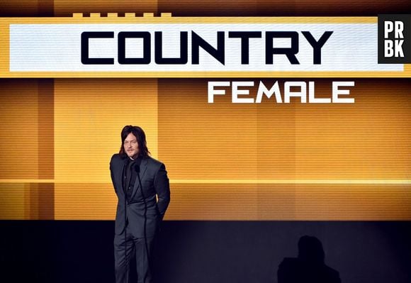 Norman Reedus, de "The Walking Dead", apresentou a categoria de Melhor Cantora Country no American Music Awards 2015