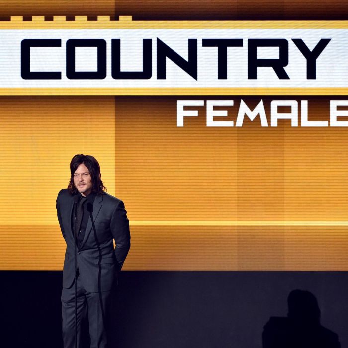 Norman Reedus, de &quot;The Walking Dead&quot;, apresentou a categoria de Melhor Cantora Country no American Music Awards 2015