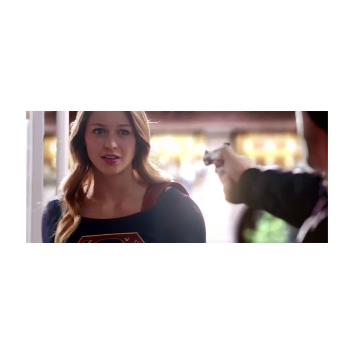 Em &quot;Supergirl&quot;, Kara (Melissa Benoist), sem poderes, tem que encarar um vilão alienígena!