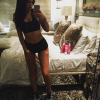 Kylie Jenner tira selfie antes de dormir e posa na cama! Quem vai acompanhar?